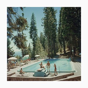 Stampa Pool On Lake Tahoe Oversize bianca di Slim Aarons