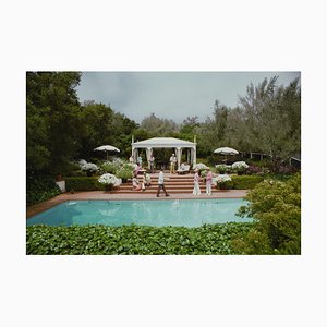 Boissons Poolside Oversize C Print Encadré en Blanc par Slim Aarons