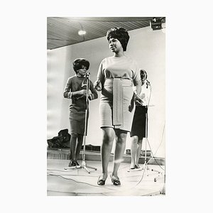 Retrato completo de Aretha Franklin - Foto B / N vintage - años 60 1960s