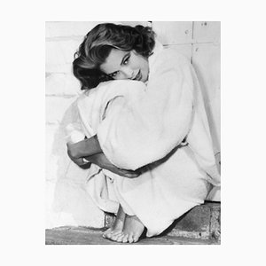 Grace Kelly Bundles Up in Her Robe Archival Pigment Print enmarcado en blanco de Bettmann