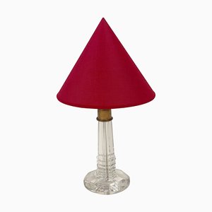 Lámpara de mesa francesa con base de cristal tallado y pantalla de seda roja, años 40