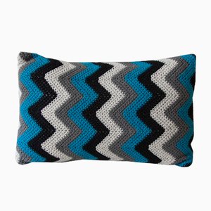 Cojín Zig Zag Geométrica en negro y azul de Com Raiz