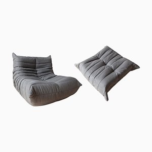 Poltrona e pouf Togo in microfibra grigia di Michel Ducaroy per Ligne Roset