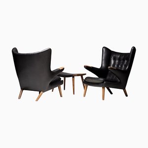 Chaises Papa Bear avec Ottomane en Cuir Noir par Hans Wegner pour AP Stolen, 1950s, Set de 3