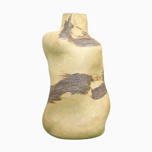 Skulpturale Vase aus Goldfarbenem Steingut in Flaschenform von Christina Muff