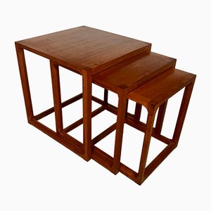 Tavolini a incastro minimalisti cubici in teak di Aksel Kjersgaard, Danimarca, anni '60, set di 3