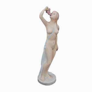 Figura de una chica desnuda con paño y uvas de Ronzan, años 40