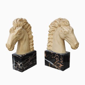 Esculturas de cabezas de caballo de mármol y marfil sintético, años 50. Juego de 2