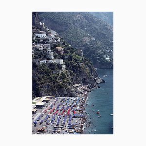 Beach in Positano Oversize C Print enmarcado en blanco de Slim Aarons