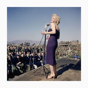 Marilyn Monroe Sings to Us Marines Framed in Black par Bettmann