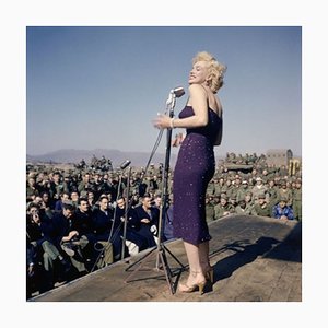 Marilyn Monroe Sings to Us Marines in cornice nera di Bettmann