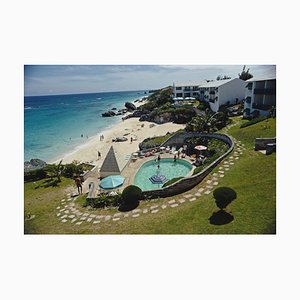 Imprimé Bermuda Beach Oversize C Encadré en Blanc par Slim Aarons