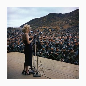 Marilyn Monroe Entertaining Troops in Weiß von Bettmann