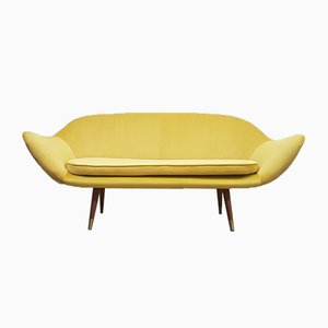 Geschwungenes Drei-Sitzer Sofa aus goldenem Samt, 1960er