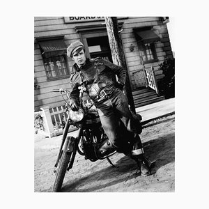 The Wild One Archival Pigment Print Encadré en Noir par Bettmann