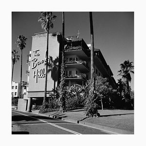 Affiche Beverly Hills Hotel en Fibre d'Argent Encadrée en Noir par Slim Aarons