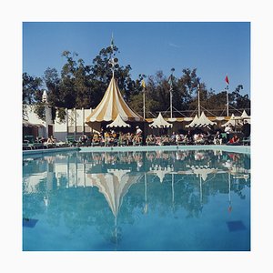 Imprimé Beverly Hills Hotel Oversize C Encadré en Blanc par Slim Aarons