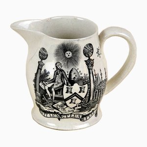 Brocca massonica in ceramica con stampe a trasferimento nero di simboli massonici, inizio XIX secolo