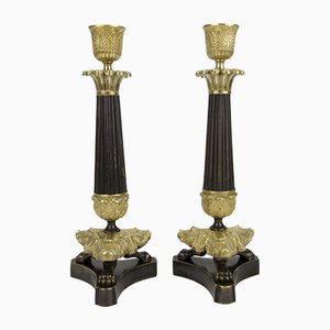 Candeleros estilo Imperio franceses de bronce y latón en base a trípode. Juego de 2