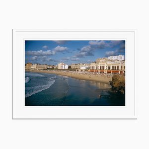 Impresión Biarritz Seafront C extragrande enmarcada en blanco de Slim Aarons