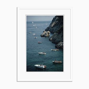 Stampa Boats in Tuscany grande con cornice bianca di Slim Aarons