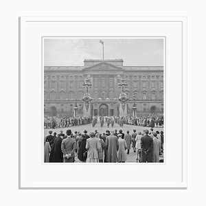 Imprimé Buckingham Palace en Fibres d'Argent Encadré en Blanc par Slim Aarons