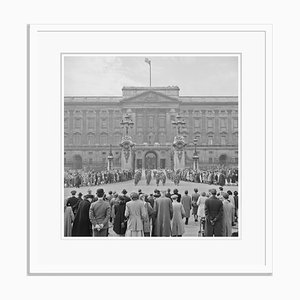 Stampa Buckingham Palace in fibra argentata con cornice bianca di Slim Aarons
