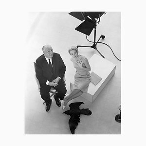 Impresión pigmentada de Alfred Hitchcock y Tippi Hedren enmarcada en blanco