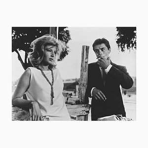 Impresión pigmentada de Alain Delon y Monica Vitti enmarcada en blanco