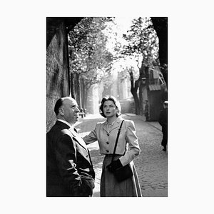 Bergman in London Silbergelatin Harz Druck in Weiß von Kurt Hutton