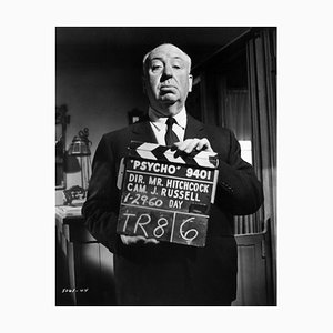 Alfred Hitchcock on the Set of Psycho Silver Gelatin Resin Print enmarcado en negro