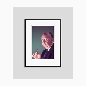 Alfred Hitchcock con un cigarro enmarcado en negro de Baron