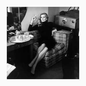 Impresión Anita Ekberg de resina plateada enmarcada en blanco de Bob Haswell