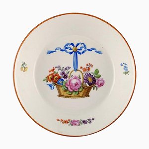 Cuenco bajo Meissen antiguo de porcelana pintada a mano con canasta floral