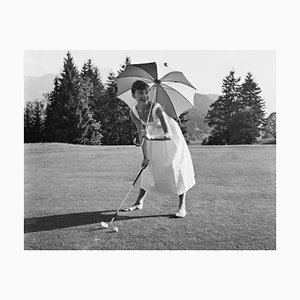 Stampa Golfing Hepburn in resina argentata con cornice bianca di Hulton Archive