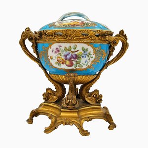 Copa antigua de bronce dorado, cincelado y porcelana Sèvres pintada