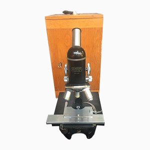 Microscopio con caja de roble bloqueable