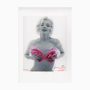 Bert Stern, Marilyn Monroe mit Classic Pink Roses, 2011, Fotografie