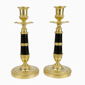 Französische Kerzenständer aus vergoldeter Bronze und patinierter Messing im Empire Stil, 2er Set