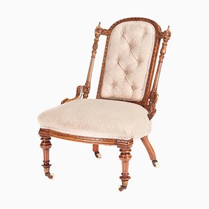 Antiker viktorianischer Stuhl aus geschnitztem Nussholz