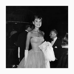 Impression Hepburn At Premiere en Résine Argentée Encadrée en Blanc par Hulton Archive
