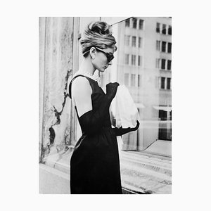 Affiche Audrey Hepburn Lunch On Fifth Avenue en Résine d'Argent Encadrée en Noir par Keystone
