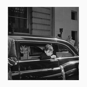 Affiche Audrey Hepburn Sabrina en Résine Argentée Encadrée en Blanc par Hulton Archive