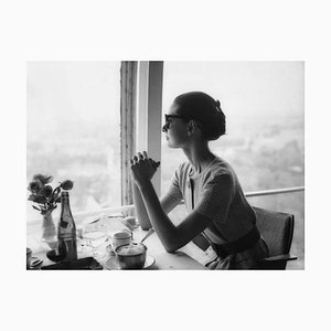 Impresión Lunch With Audrey Hepburn Archival Pigment enmarcada en negro de Alamy Archives