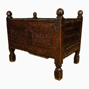 Coffre Antique en Bois Sculpté