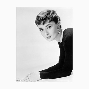 Audrey Hepburn Gerahmt in Schwarz von Bettmann