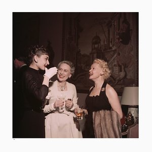 Hepburn and Friends enmarcado en negro de Slim Aarons