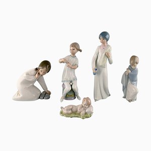 Figurine in porcellana raffiguranti bambini, anni '70, set di 5