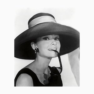 Impresión de Audrey Hepburn Archival Pigment enmarcada en negro