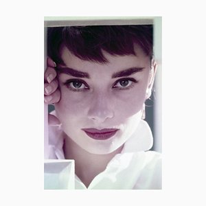 Audrey Hepburn con cornice bianca di Bill Avery